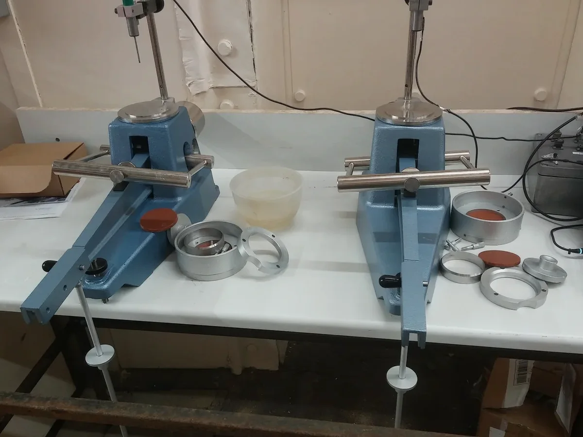 Límites de Atterberg: Control de Plasticidad en Suelos de Los Ángeles